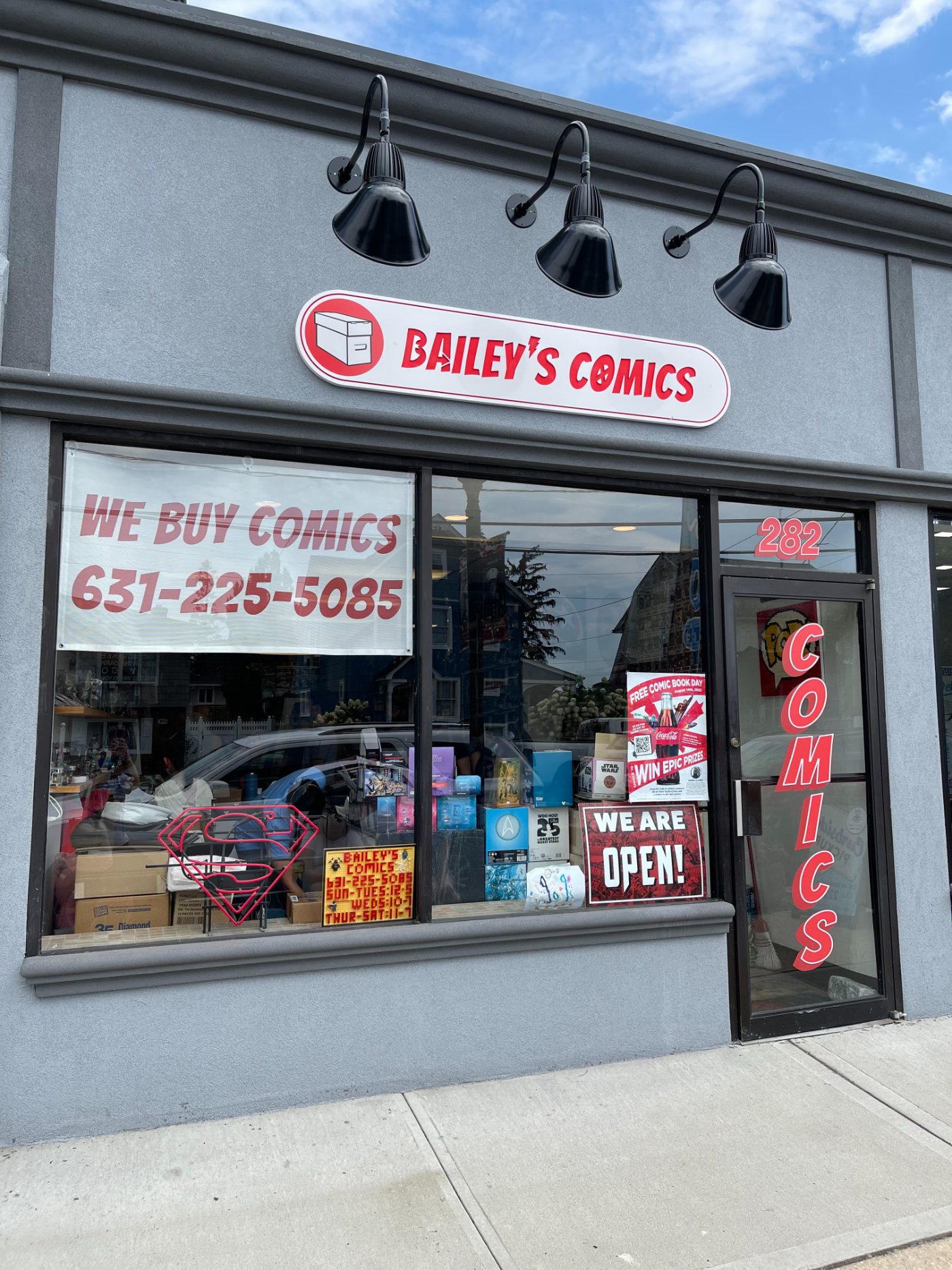 Bailey's Comics storefront at 282 North Wellwood Avenue